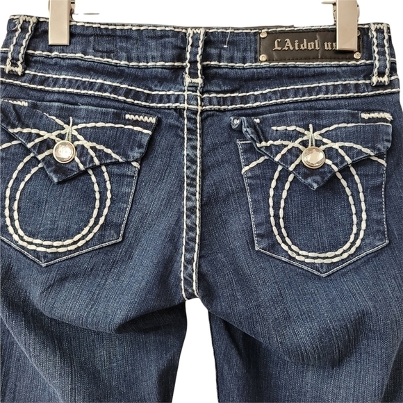 𝅺DARK Wash Denim Capris Womens Size 9  Embroidered Stitched Stretchy - Picture 3 of 8